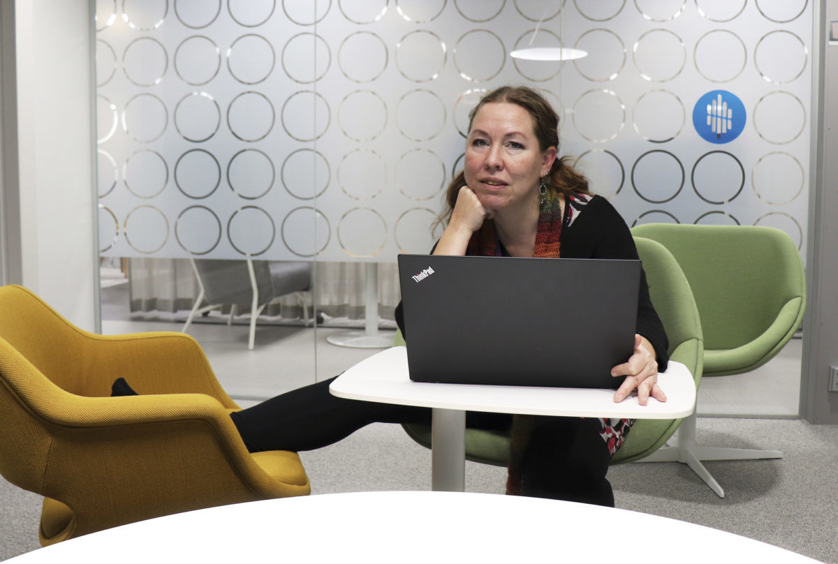 Tilastokeskuksen ty&ouml;paikat ovat monity&ouml;tilassa Kalasataman metroaseman vieress&auml;. Pieni neuvotteluhuone Kivitasku on Paavilaisen suosikki.