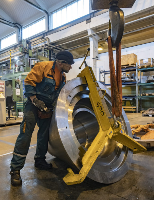 Arto Nousiainen tarkistaa nostovälineen kiinnityksen. Tukikartioiden kääntämiseen ja nostamiseen sopivan apuvälineen suunnitteli ja toteutti ylöjärveläinen OP-Teräs Oy.