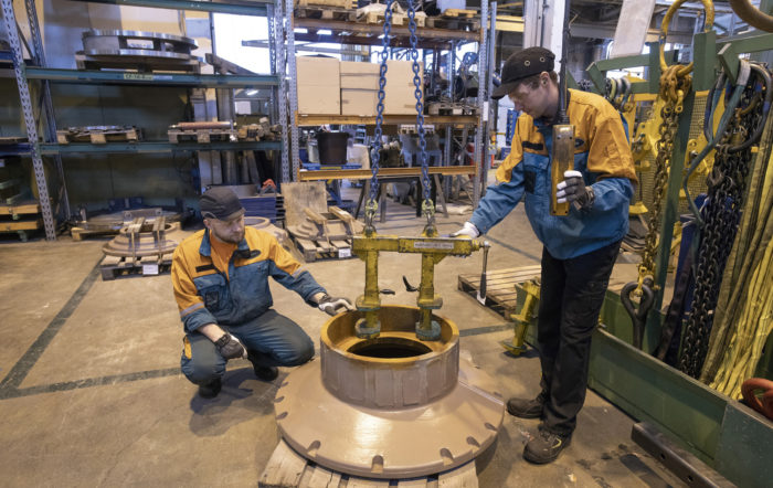 Arto Nousiainen opastaa Joni Kallinkia liukurenkaan nostamisessa. Metso Mineralsilla uudet työntekijät saavat yhden päivän koulutuksen radio-ohjattavan nosturin käyttöön, mutta varsinainen nostotöihin perehdytys tapahtuu työntekijöiden kesken käytännön työssä.