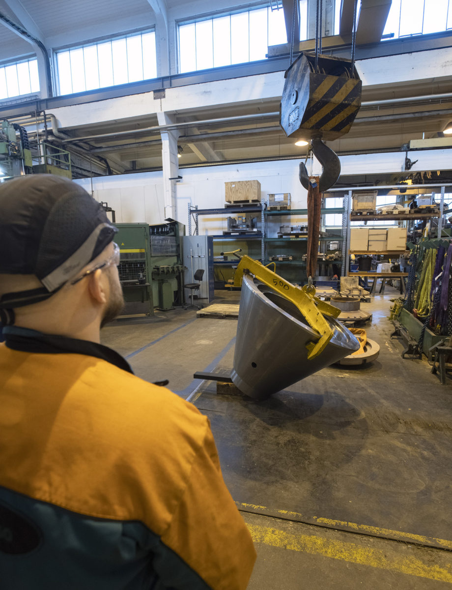 Yli kolme tonnia painavan GP 500S -tukikartion kääntäminen raskas pää ylöspäin on nyt turvallisempaa uuden nostoapuvälineen ansiosta. Riittävän turvaetäisyyden säilyttäminen on silti ehdottoman tärkeää.